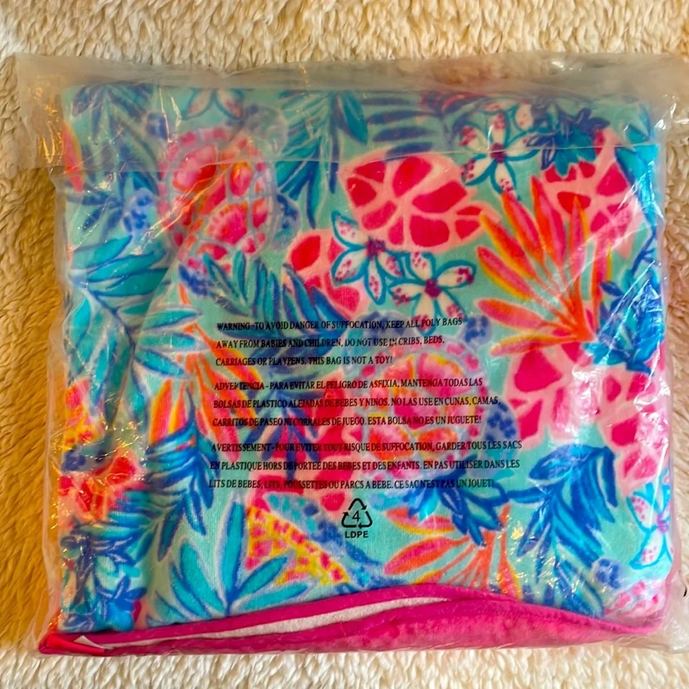 NWT Lilly Pulitzer GWP Critter Beach Towel, Sea Glass Rainforest Retreat